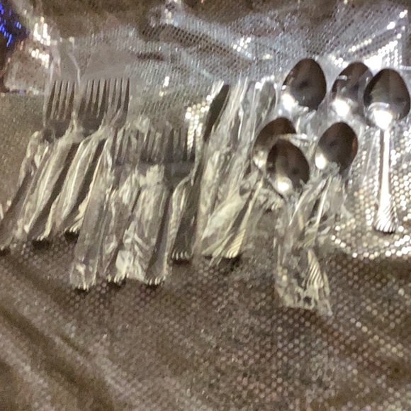 🌴NIB Brand New 20 PC Flatware Set Service for 4 Kitchen Must Have 🌴 - Picture 3 of 5